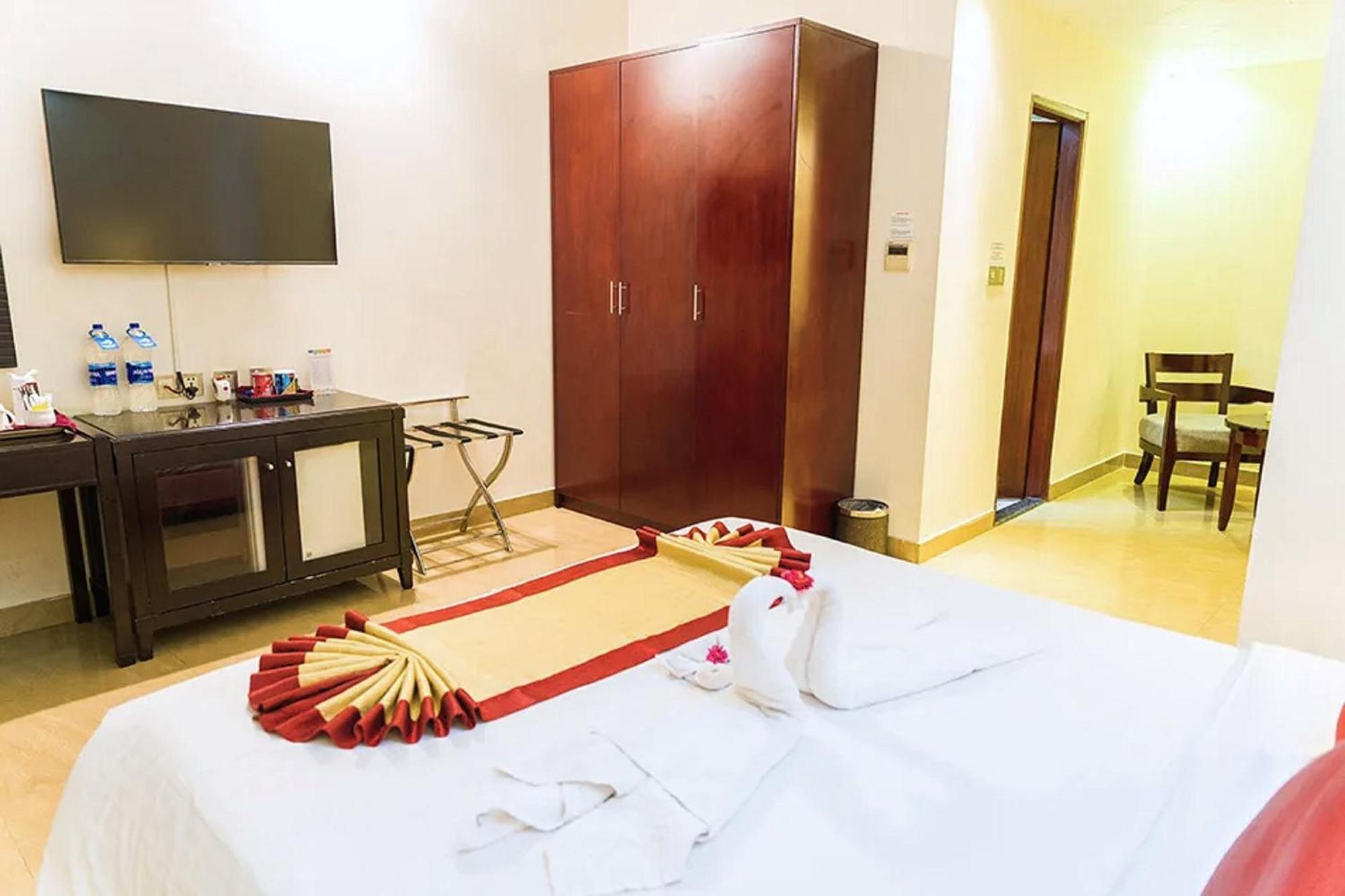 Fars Hotel & Resorts - Bar-Buffet-Pool-Spa Dhaka Extérieur photo