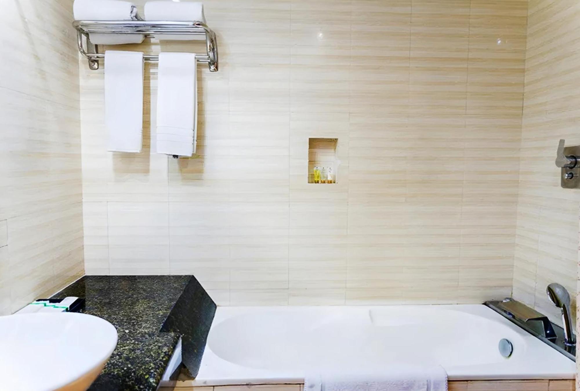 Fars Hotel & Resorts - Bar-Buffet-Pool-Spa Dhaka Extérieur photo